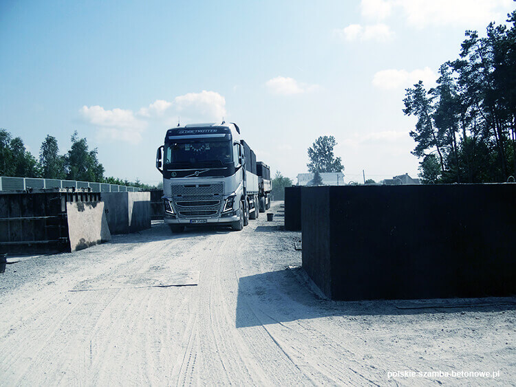 Transport szamb betonowych  w Krzywińie